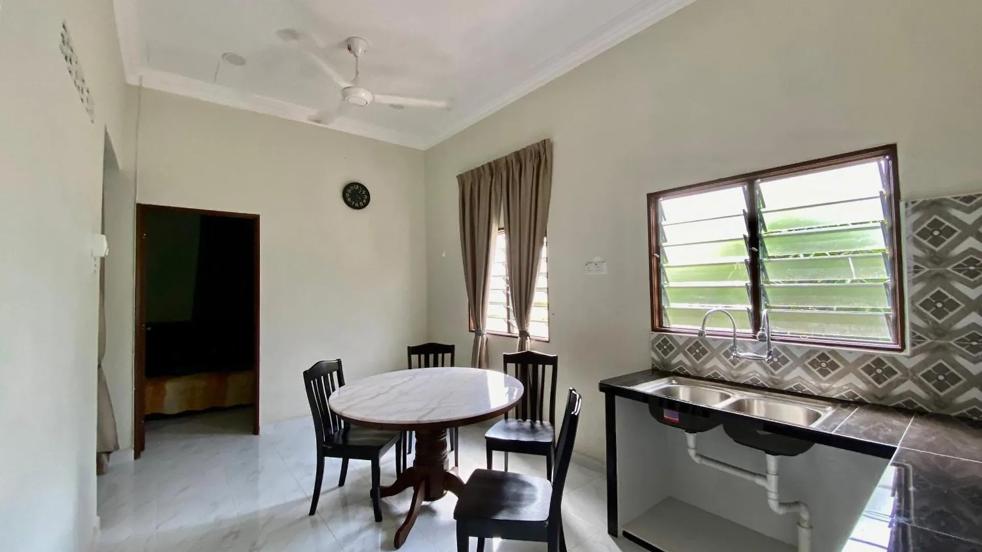 Nabilah Homestay Labuh Banting Kepala Batas  Holiday home